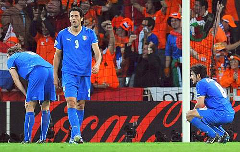 Euro 2008 (6).jpg - 20080608-BERNA (SVIZZERA)-SPO-CALCIO;EURO 2008: OLANDA-ITALIA. La delusione dei giocatori azzurri dopo il terzo goal olandese, questa sera allo "Stade de Suisse" di Berna, durante la partita Olanda-Italia.